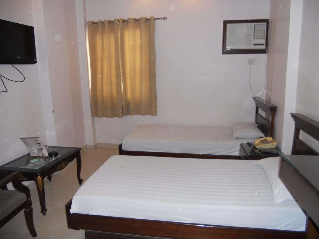 Amax Inn New Delhi Room photo